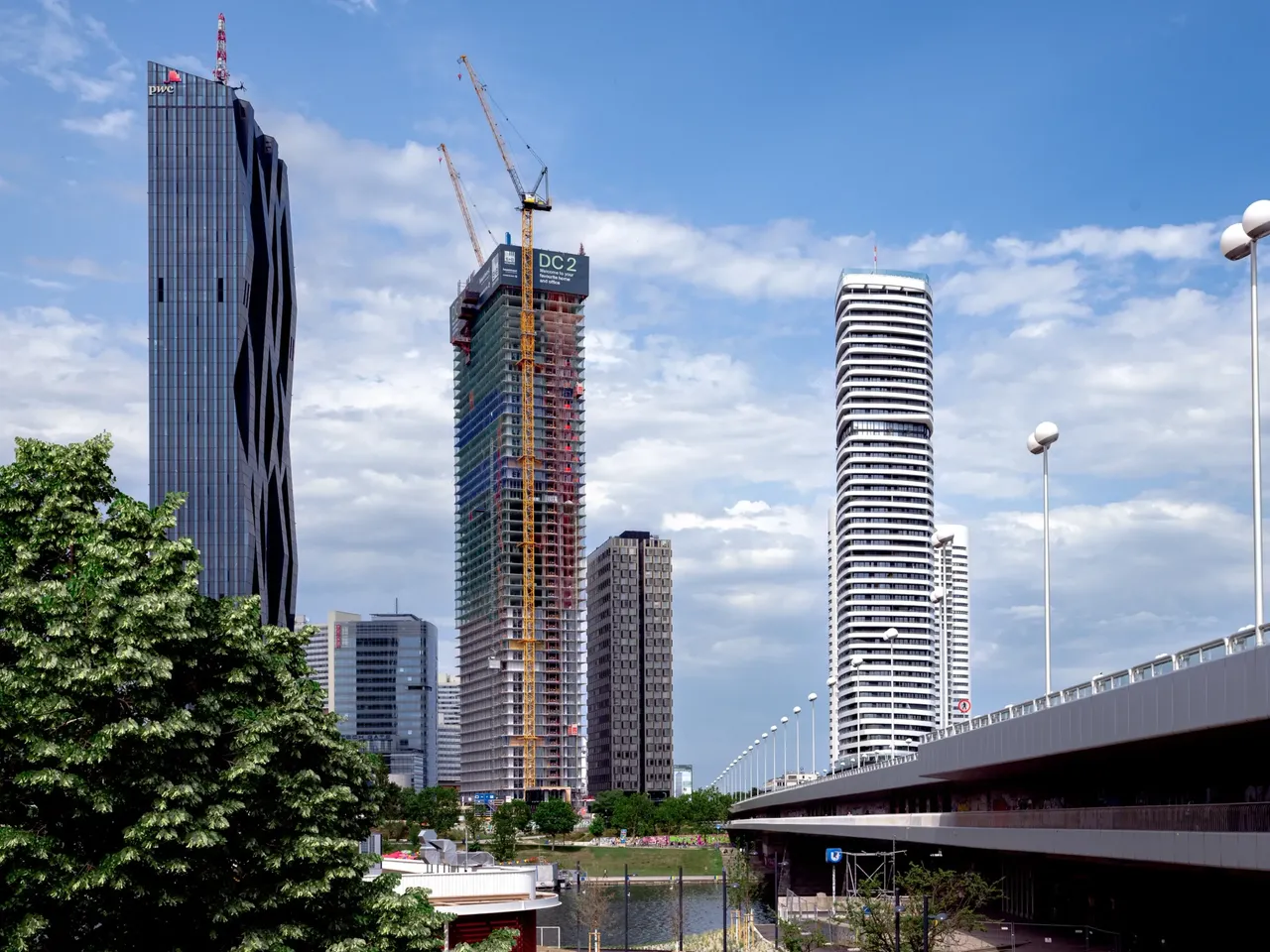 Es wird der Bautenstand des hausInvest Bausvorhabens DC2 Tower in Wien, direkt an der Donau gelegen, dargestellt.