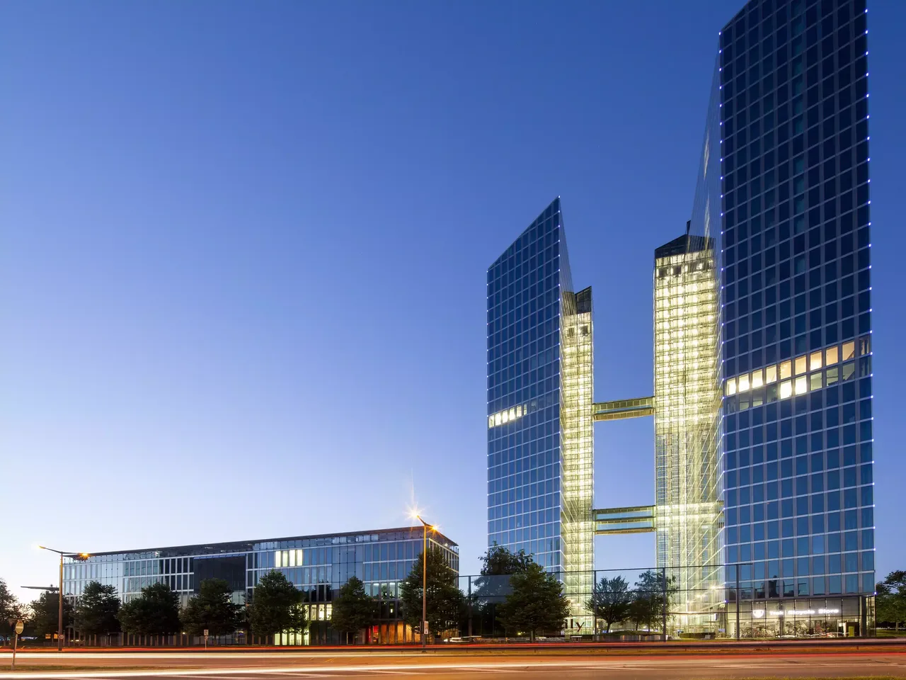 Außenansicht: Es wird die Fassade der hausInvest Immobilie Highlight Towers in München abgebildet