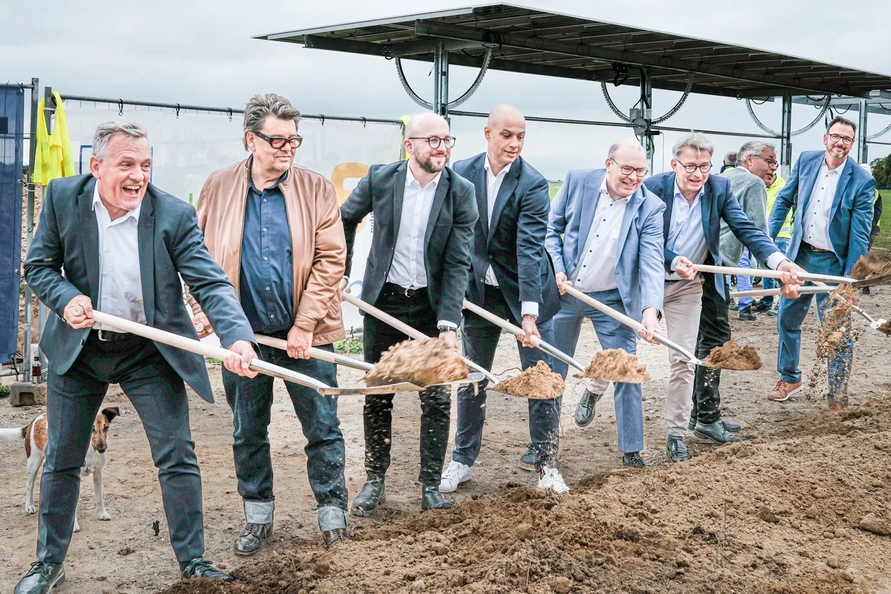 Es werden beim gemeinsamen Spatenstich des Agri-PV Projekts in Berlin-Schönefeld mehrere Projektverantwortliche von Elysium Solar GmbH, der GOLDBECK SOLAR Gruppe sowie der Commerz Real und klimaVest dargestellt.