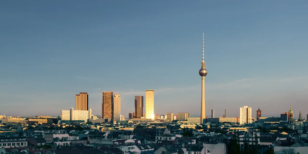 commerzreal-hausinvest-office-shopping-alexanderplatz-berlin-we375-visualisierung-exterior-04