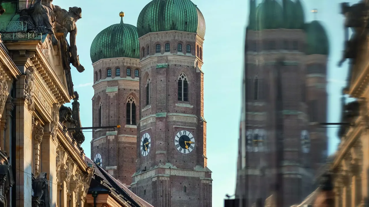 Es wird die am hausInvest Standort München die Frauenkirche abgebildet