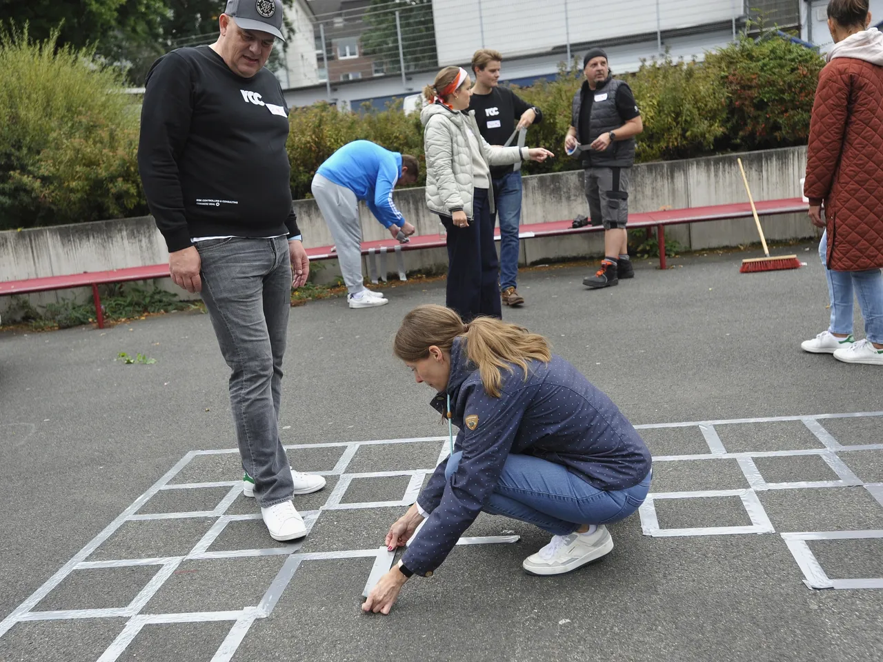 Es werden Mitarbeiterinnen und Mitarbeiter bei Verschönerungsarbeiten im Rahmen des Commerz Real Social Days 2024 in Düsseldorf dargestellt.