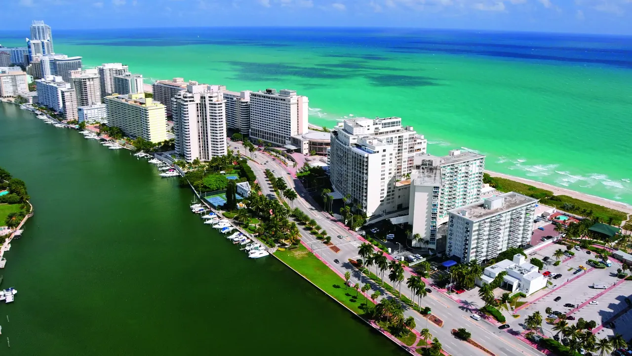 Aus der Vogelperspektive wird die hausInvest Immobilie Lincoln Road in Miami in der gleichnamigen Strasse dargestellt.