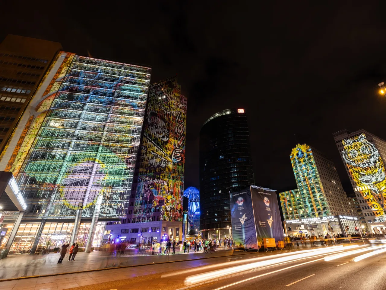 Es wird der Potsdamer Platz in Berlin dargestellt, der neben vielen anderen Gebäuden und Wahrzeichen während des sogenannten Festival of Lights spektakulär illuminiert wird.