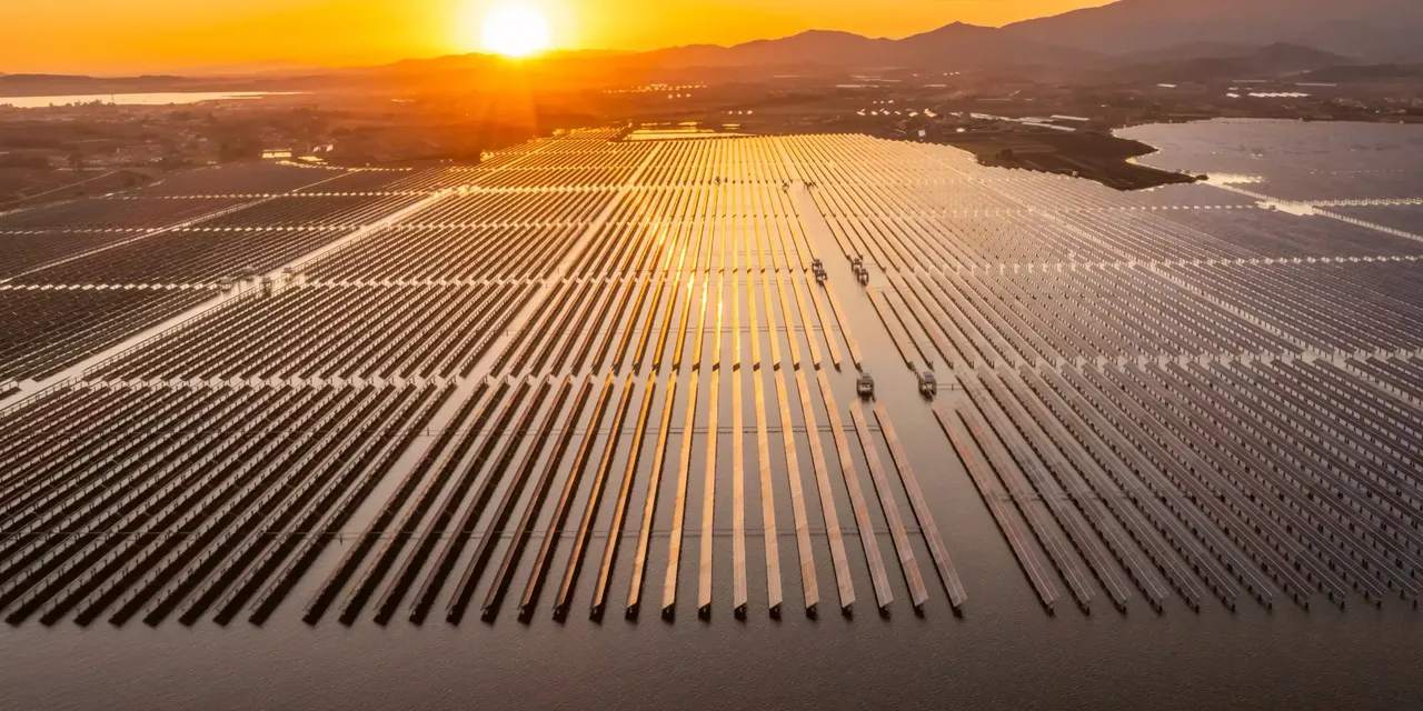 Solarpanels bei Sonnenuntergang