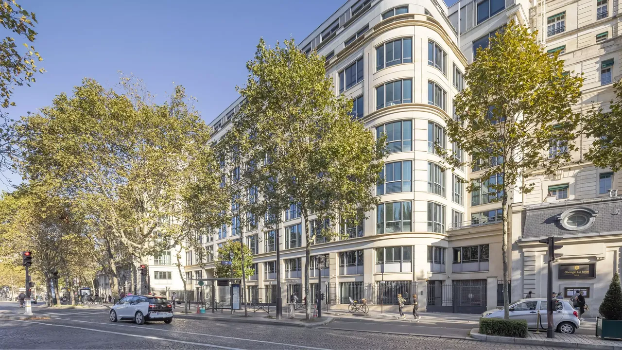 Außenansicht: Es wird die Fassade der hausInvest Immobilie Place d'lena in Paris abgebildet