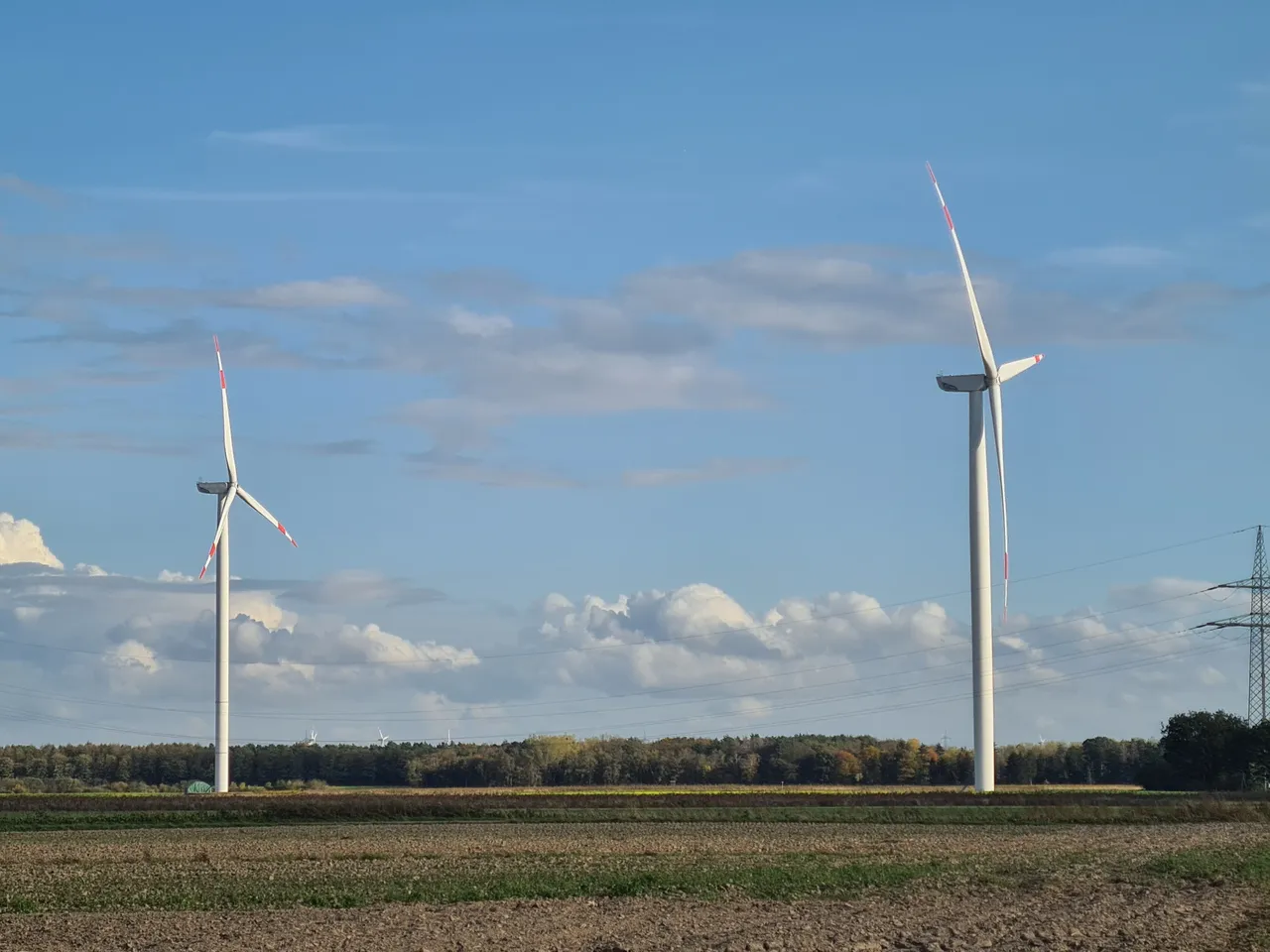 Seitliche Aufnahme
  von zwei Windrädern des klimaVest-Assets: Windpark Heinsberg.