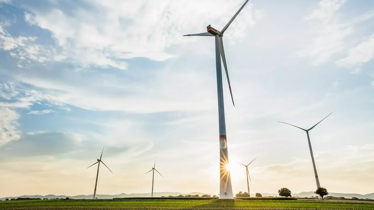 Aufnahme von fünf
  Windrädern des klimaVest-Assets Windpark Freckenfeld im Sonnenlicht.