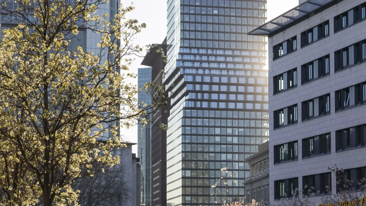 Außenansicht: Es wird die Fassade der hausInvest Immobilie Omniturm in Frankfurt am Main abgebildet