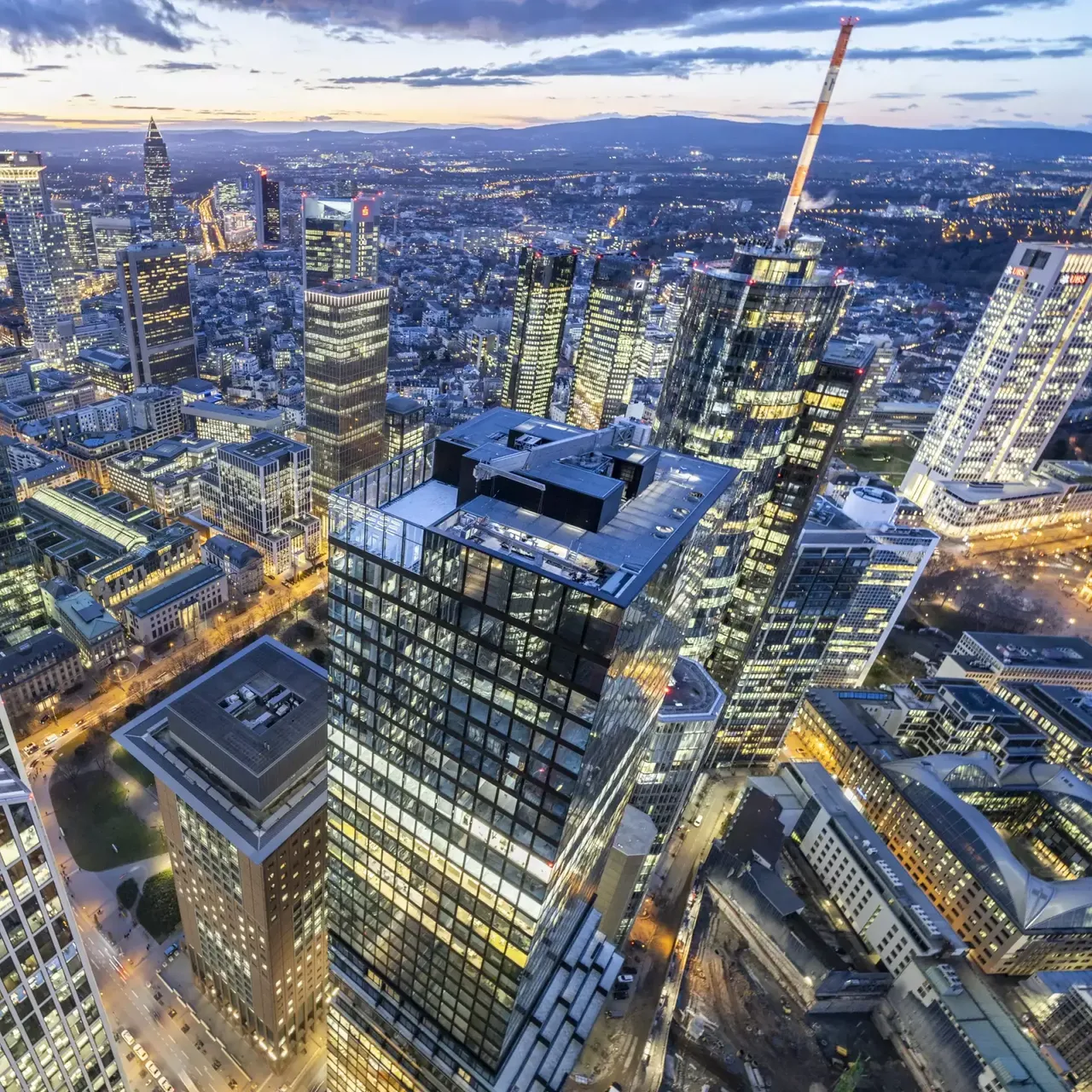 Übersicht: Es wird eine Panoramasicht über die Immobilie Omniturm in Frankfurt am Main abgebildet