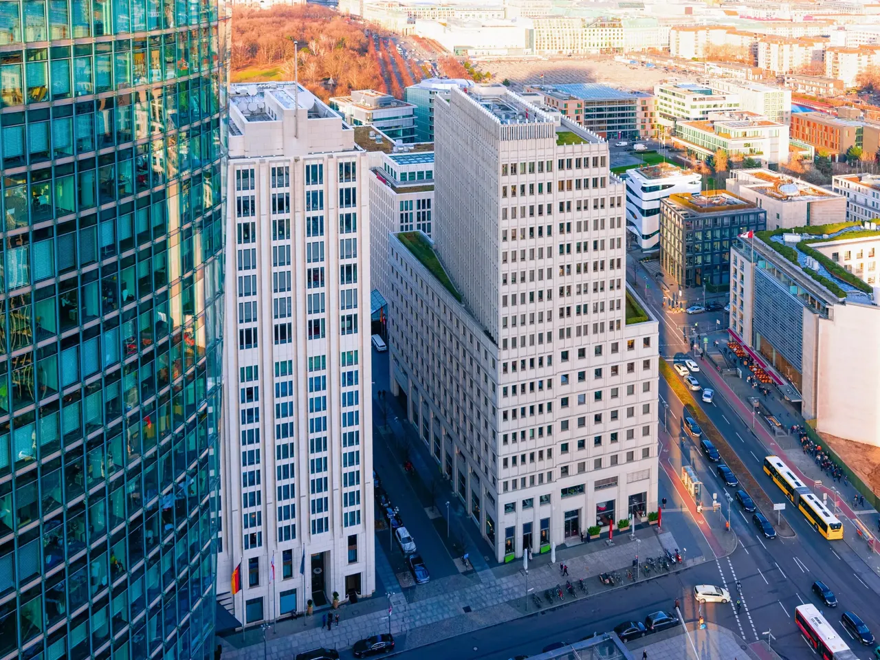 Eine Drohnenaufnahme des Potsdamer Platzes in Berlin. Rechts auf dem Bild ist die hausInvest Immobilie P5 zu sehen.