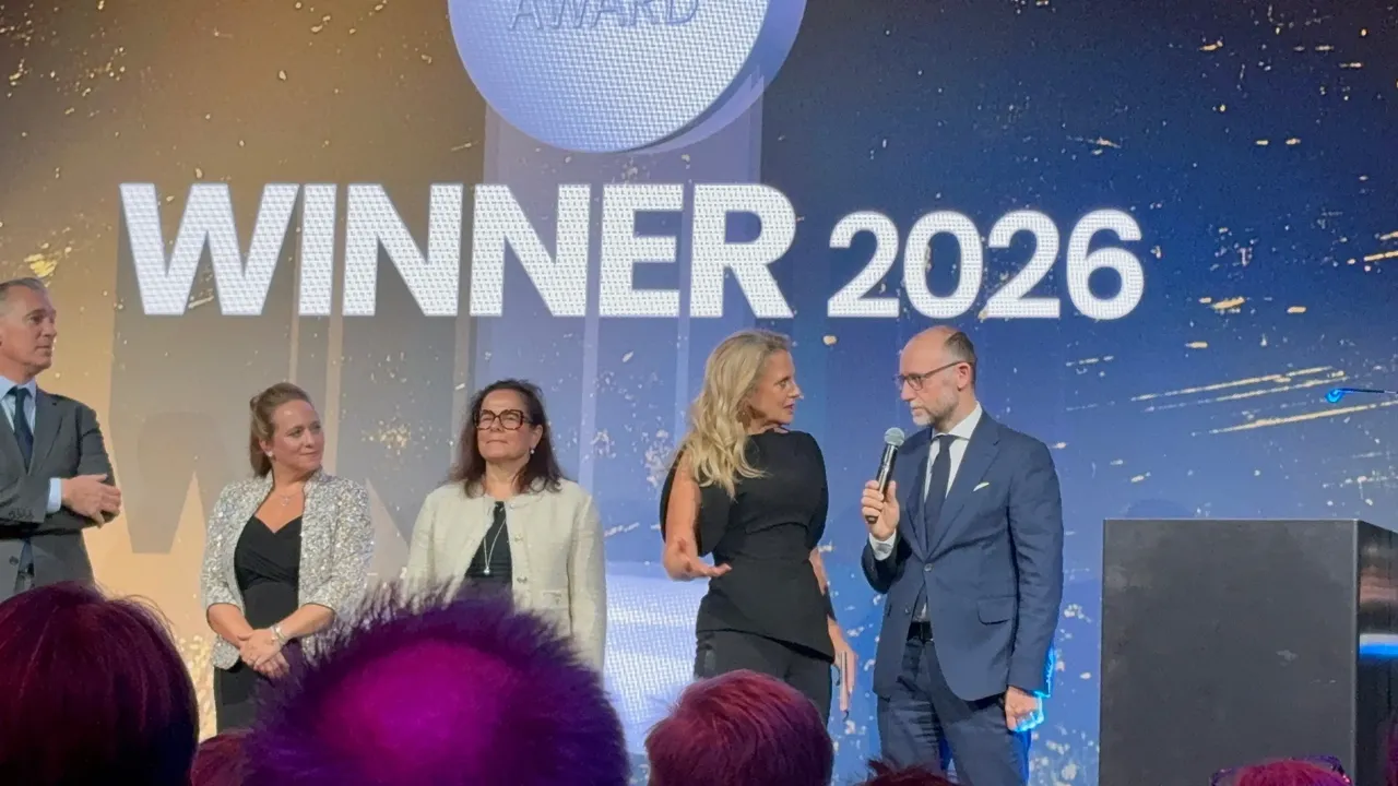 Es werden im Rahmen der Scope Award-Verleihung 2026 auf der Bühne mehrere Personen dargestellt, unter anderem Moderatorin Barbara Schöneberger und hausInvest Fondsmanager Mario Schüttauf.