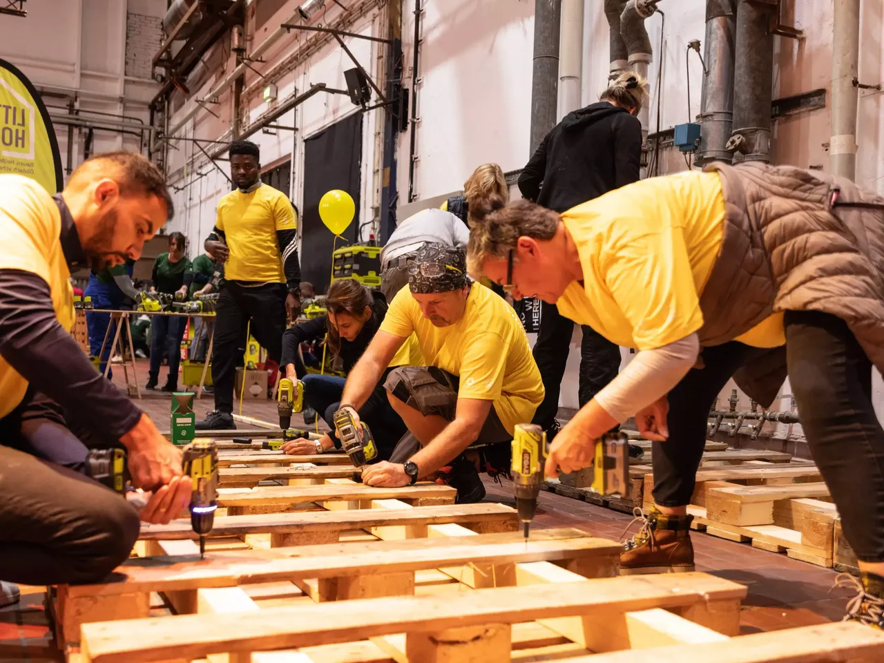 Social Day: Commerz Real Mitarbeiter bauen in Teamarbeit Little Home Obdachlosen-Unterkünfte