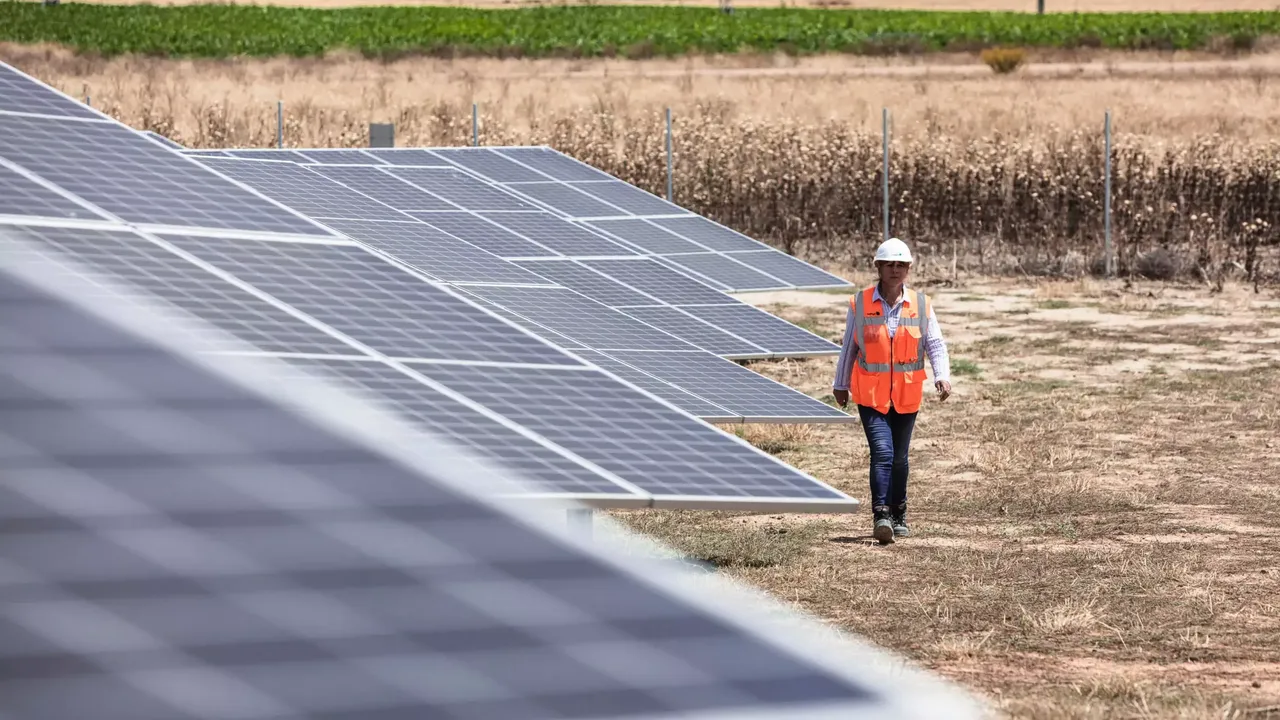 Eine Assetmanagerin, die an dem klimaVest Solarpark Tordesillas steht
