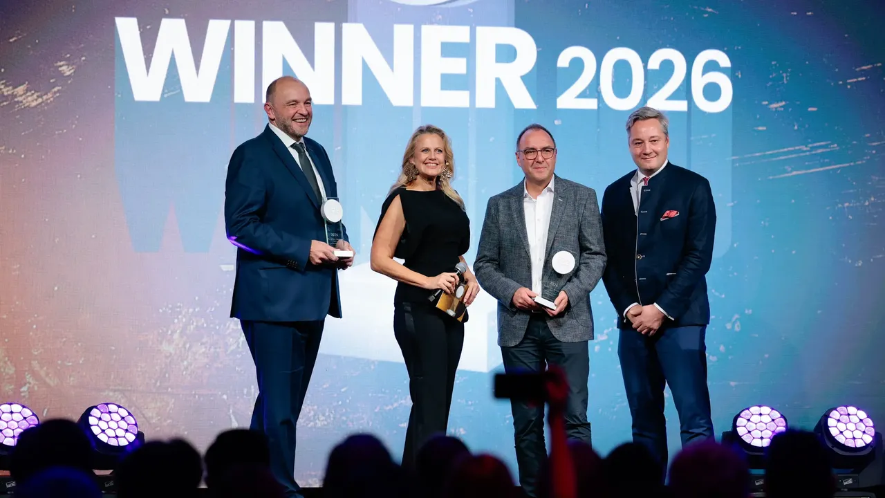 Es werden im Rahmen der Scope Award-Verleihung 2026 auf der Bühne mehrere Personen dargestellt, unter anderem Moderatorin Barbara Schöneberger und Commerz Real Vorstandsmitglied Dirk Schuster.