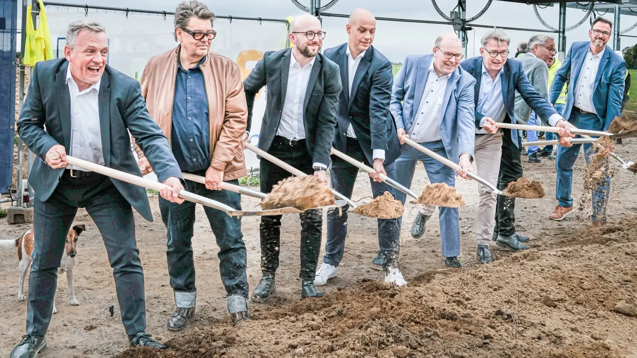 Es werden beim gemeinsamen Spatenstich des Agri-PV Projekts in Berlin-Schönefeld mehrere Projektverantwortliche von Elysium Solar GmbH, der GOLDBECK SOLAR Gruppe sowie der Commerz Real und klimaVest dargestellt.