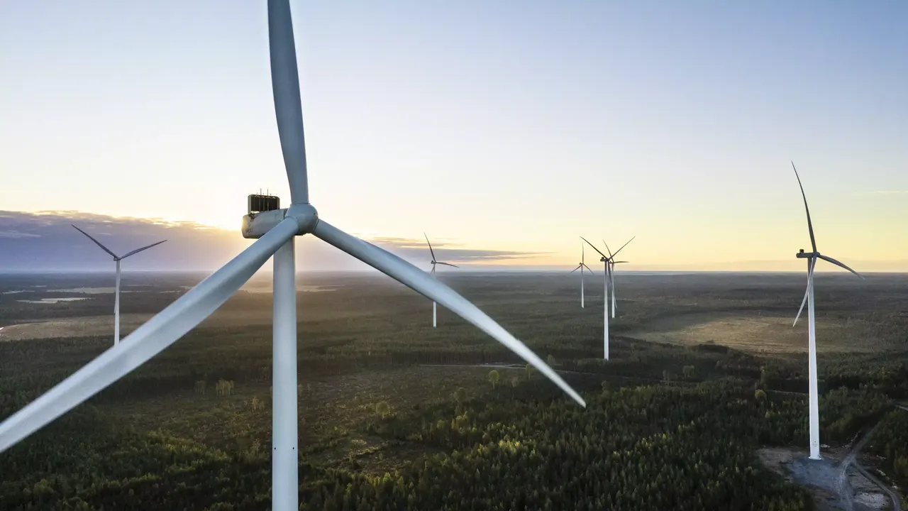 klimaVest: Luftaufnahme des Windparks Kuuronkallio im Sonnenlicht