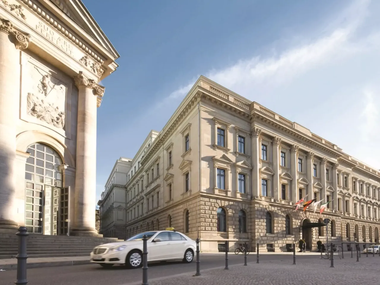 Außenansicht: Es wird die Fassade der hausInvest Immobilie Hotel de Rome in Berlin abgebildet