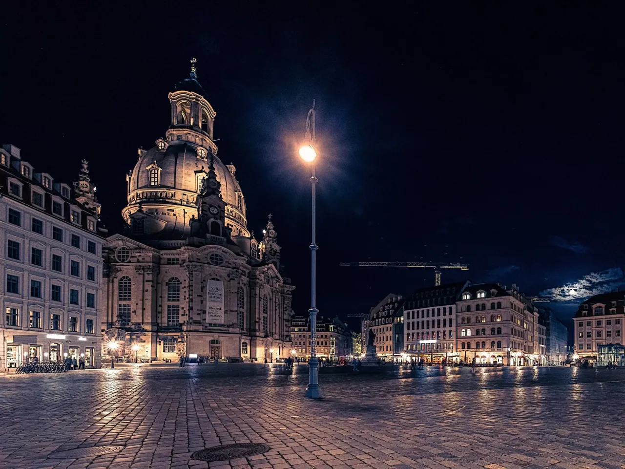 Es wird die hausInvest Immobilie Hotel de Saxe gegenüber der Frauenkirche in Dresden dargestellt.