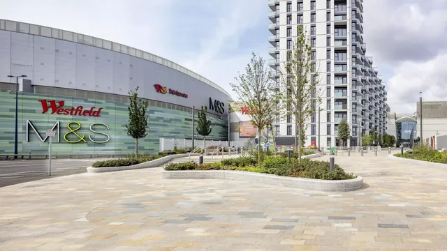 Außenansicht: Es wird die Fassade der hausInvest Immobilie Westfield in London abgebildet