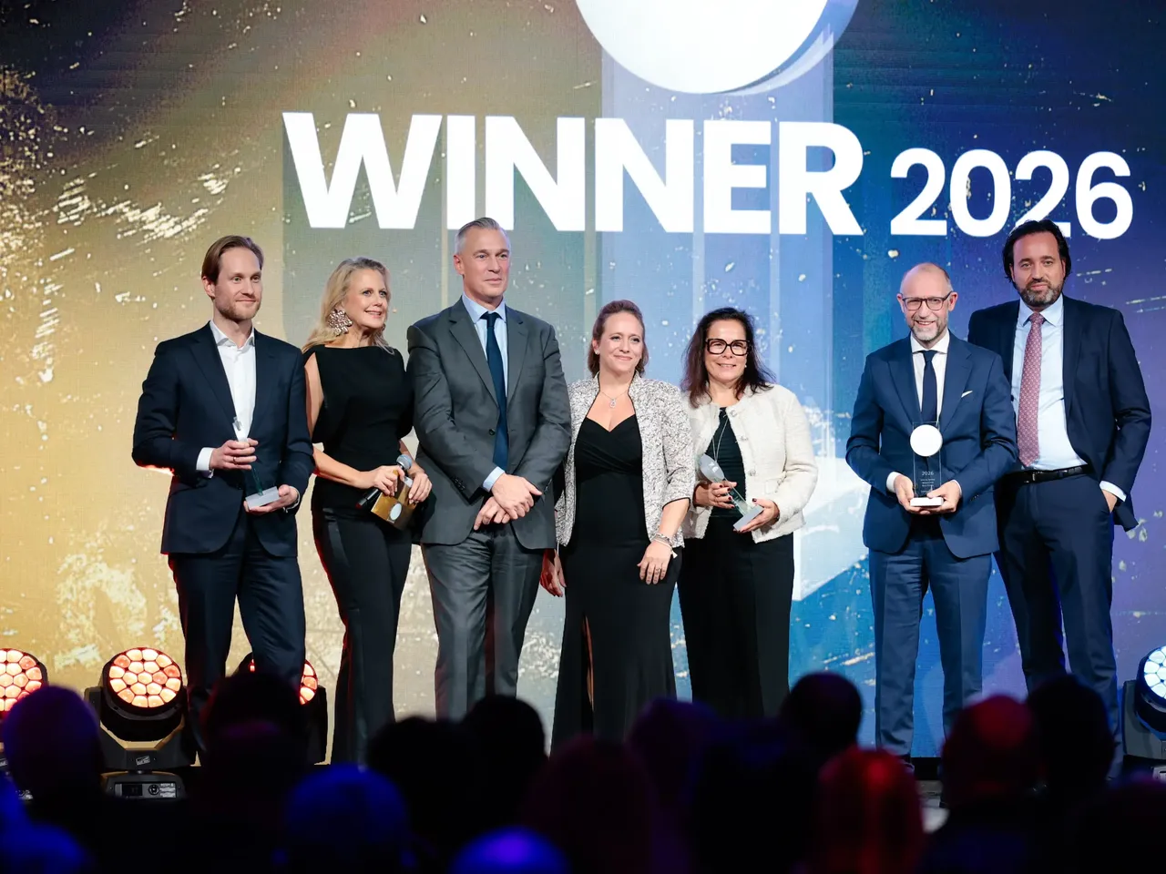 Es werden im Rahmen der Scope Award-Verleihung 2026 auf der Bühne mehrere Personen dargestellt, unter anderem Moderatorin Barbara Schöneberger und hausInvest Fondsmanager Mario Schüttauf.