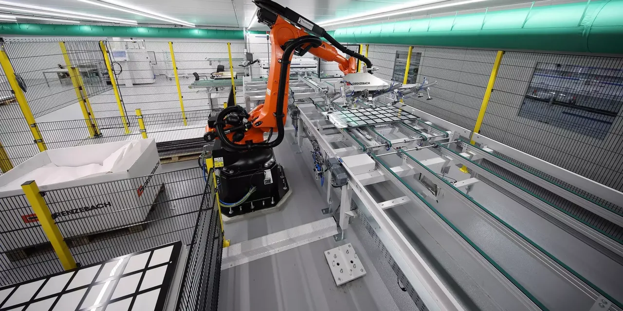 Roboterarm in einer Produktionsstraße in Bewegung