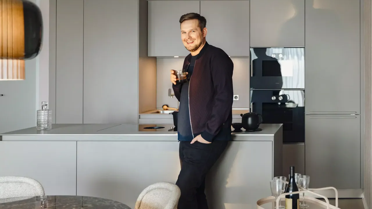 Innenansicht: Designer Sebastian Herkner steht in einer Wohnung in der hausInvest Immobilie One Forty West in Frankfurt am Main