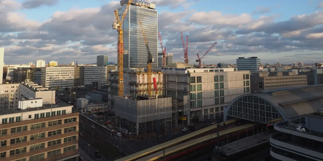 Es wird der aktuelle Bautenstand über eine Baustellenwebcam des hausInvest Bauvorhabens 