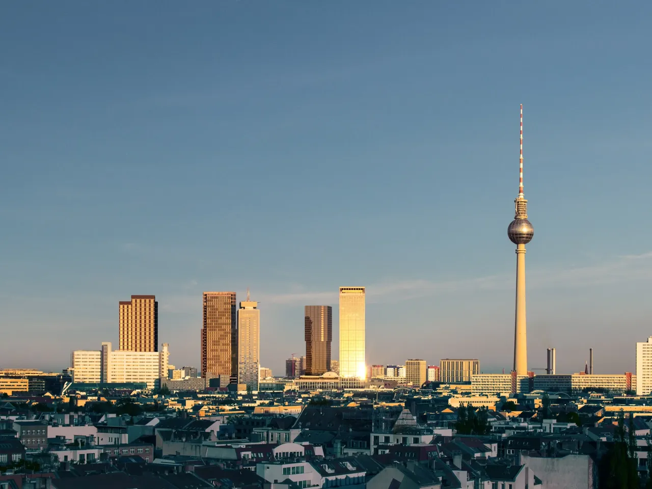 commerzreal-hausinvest-office-shopping-alexanderplatz-berlin-we375-visualisierung-exterior-04