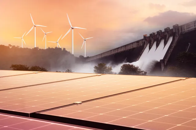 klimaVest: Solarpark mit Wasserkraftwerk und Windrädern.