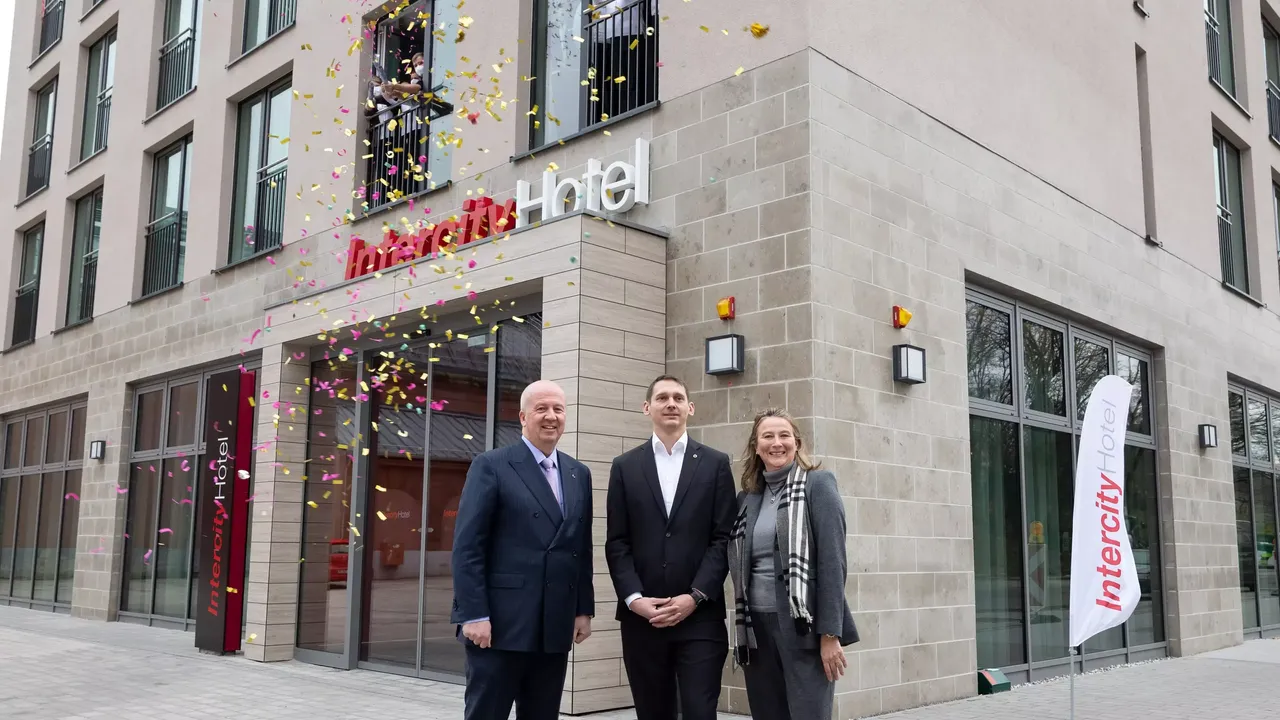 Außenansicht: Es wird die Eröffnung der hausInvest Immobilie Intercity Hotel in Wiesbaden abgebildet