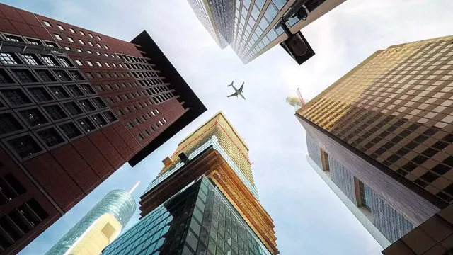 Blick nach oben an der Kreuzung des Omniturms in Frankfurt hin zu einem Flugzeug am blauen Himmer