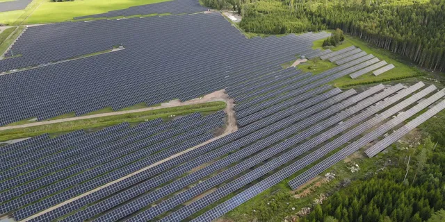 Es wird aus der Vogelperspektive der schwedische Commerz Real Solarpark King´s Roar dargestellt..JPG