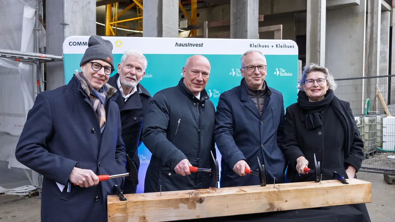 Es werden unter anderem Andreas Rauch, stellvertretend für die Commerz Real, sowie Berlins Regierender Bürgermeister Kai Wegener auf dem Richtfest der 