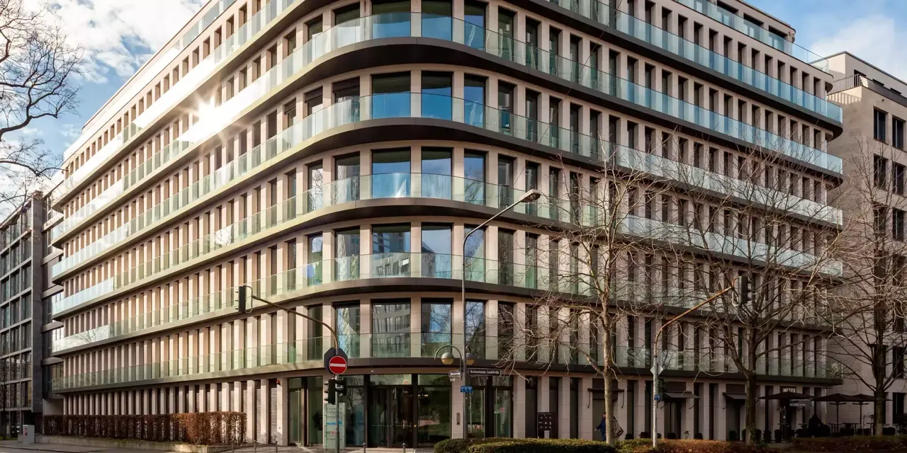 Außenansicht: Es wird die Fassade der hausInvest Immobilie an der Bockenheimer Landstraße in Frankfurt am Main abgebildet