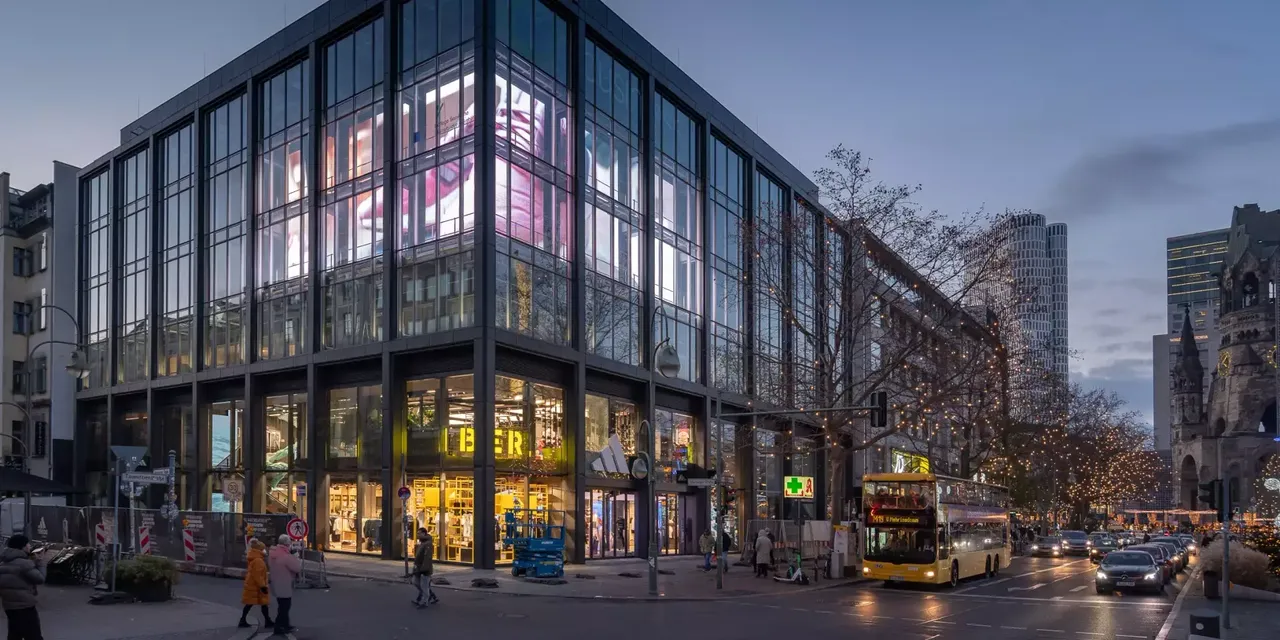 Es wird die Außenansicht der hausInvest Immobilie Adidas Haus in Berlin darstellt.