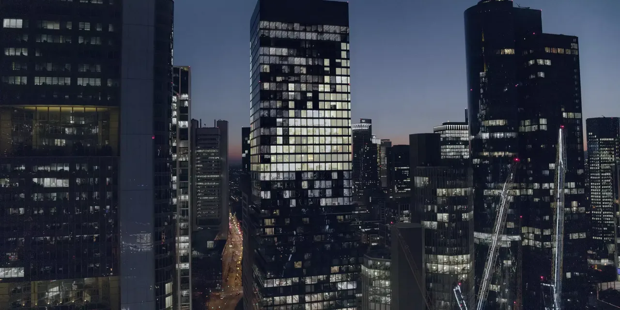hausInvest Immobilie Omniturm bei Nacht bei der Aufnahme für den Kampagnenfilm 50 Jahre hausInvest