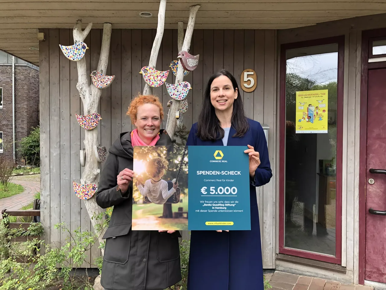 Es wird die Spendenübergabe im Rahmen der Aktion CR für Kinder in Hamburg dargestellt.