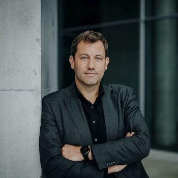 Es wird Finanzminister Lars Klingbeil in einem Portraitfoto dargestellt.