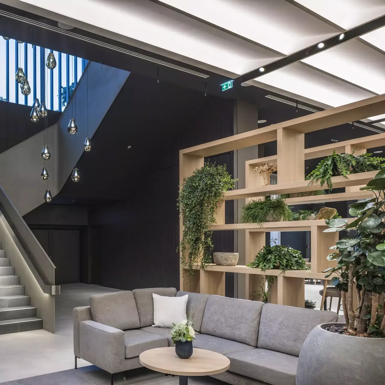 Innenansicht: Es wird die Lobby des Melia Hotels in der hausInvest Immobilie One Forty West in Frankfurt am Main abgebildet