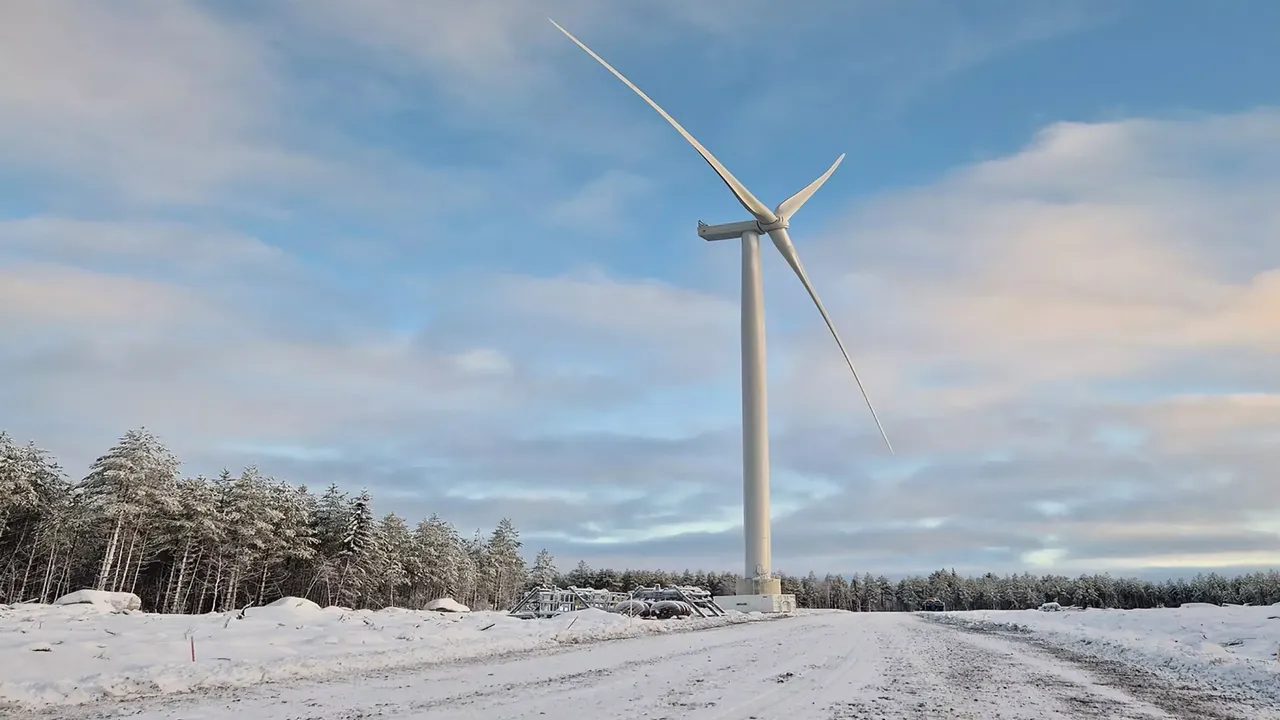 Es wird in einer Schneelandschaft der Windpark Torvenkylä dargestellt. 