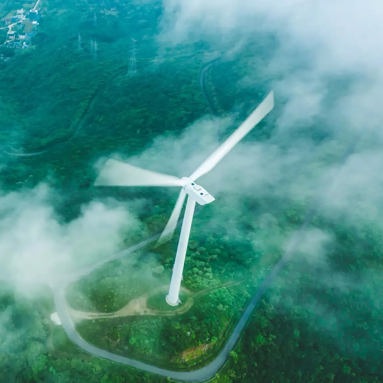 Windrad aus Vogelperspektive mit Nebel