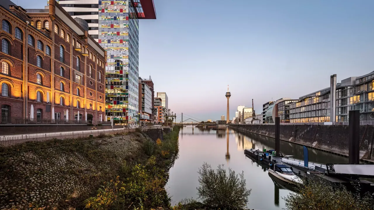 Es wird die Außenfassade der hausInvest Immobilie Speditionsstraße in Düsseldorf abgebildet