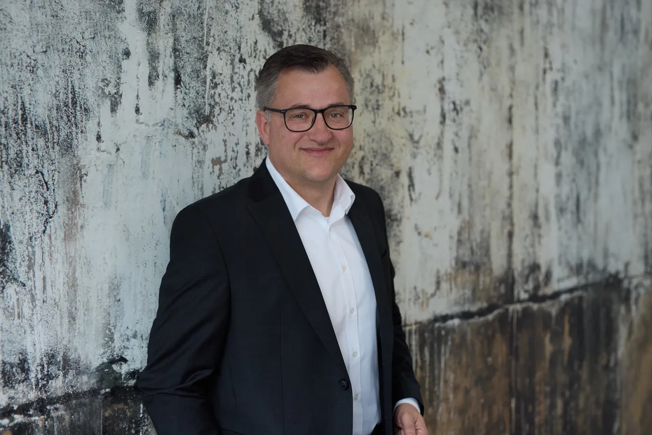 jens-burkhard-senior-key-account-manager-commerzreal-01.jpg