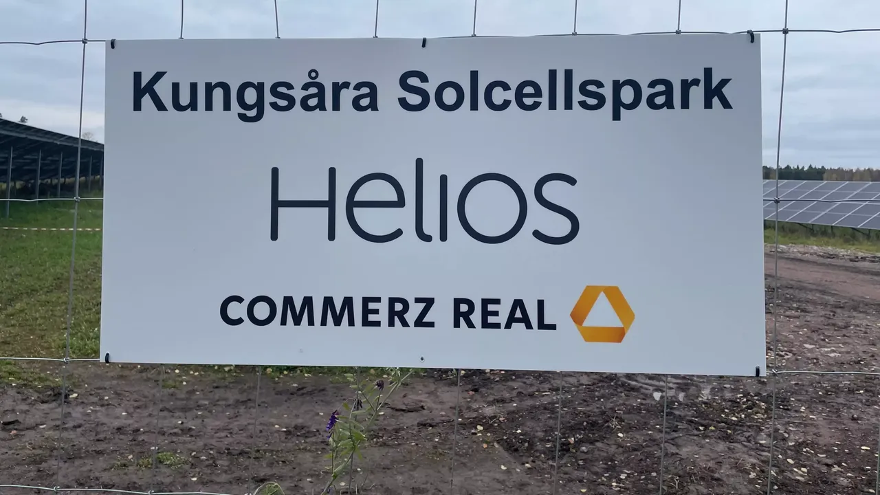 Schild am Zaun von Helios und Commerz Real zur Eröffnung von KingsRoar Schweden