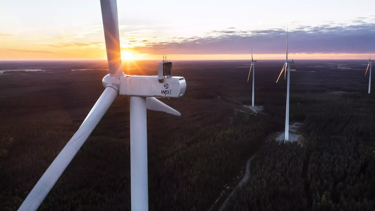 klimaVest: Luftaufnahme des Windparks Kuuronkallio im Sonnenlicht