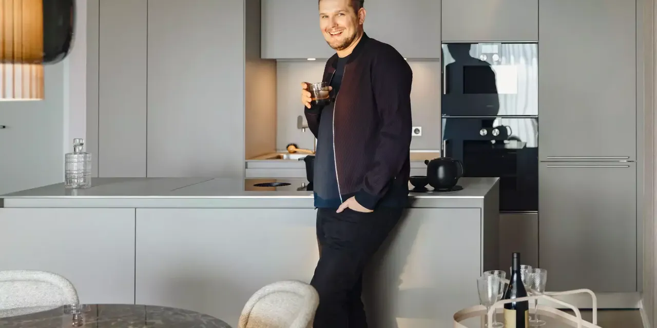 Innenansicht: Designer Sebastian Herkner steht in einer Wohnung in der hausInvest Immobilie One Forty West in Frankfurt am Main