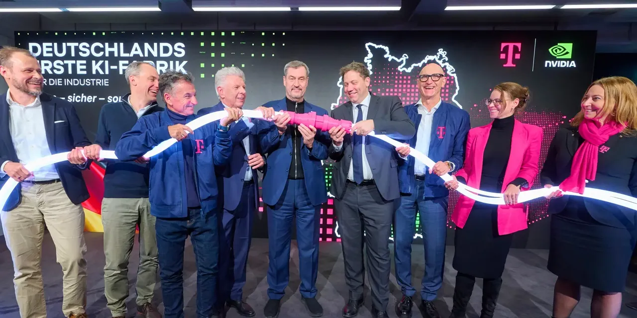 Umrahmt von T-Systems CEO Ferri Abolhassan (3.v.l.) und Telekom-Chef Tim Höttges (3.v.r.) nehmen Dieter Reiter (OB München), Markus Söder (Ministerpräsident Bayern) und Lars Klingbeil (Bundesfinanzminister) Deutschlands erste KI-Fabrik ans Netz. 