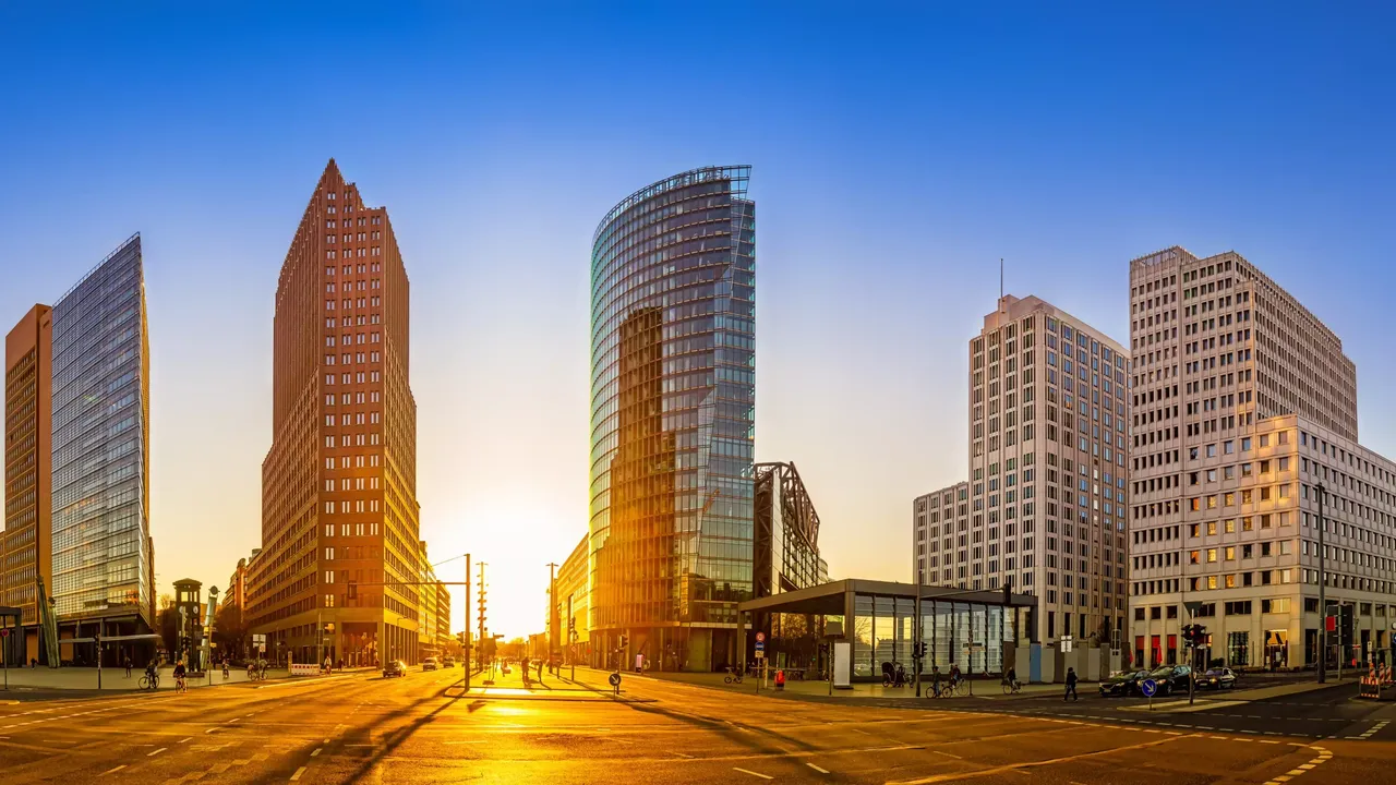 Eine Außenaufnahme des Potsdamer Platzes in Berlin bei Sonnenuntergang. Rechts auf dem Bild ist die hausInvest Immobilie P5 zu sehen.