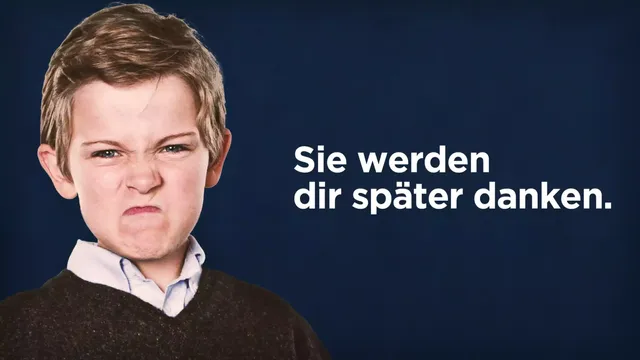 Junge auf blauem Hintergrund, der grimmig in die Kamera blickt.